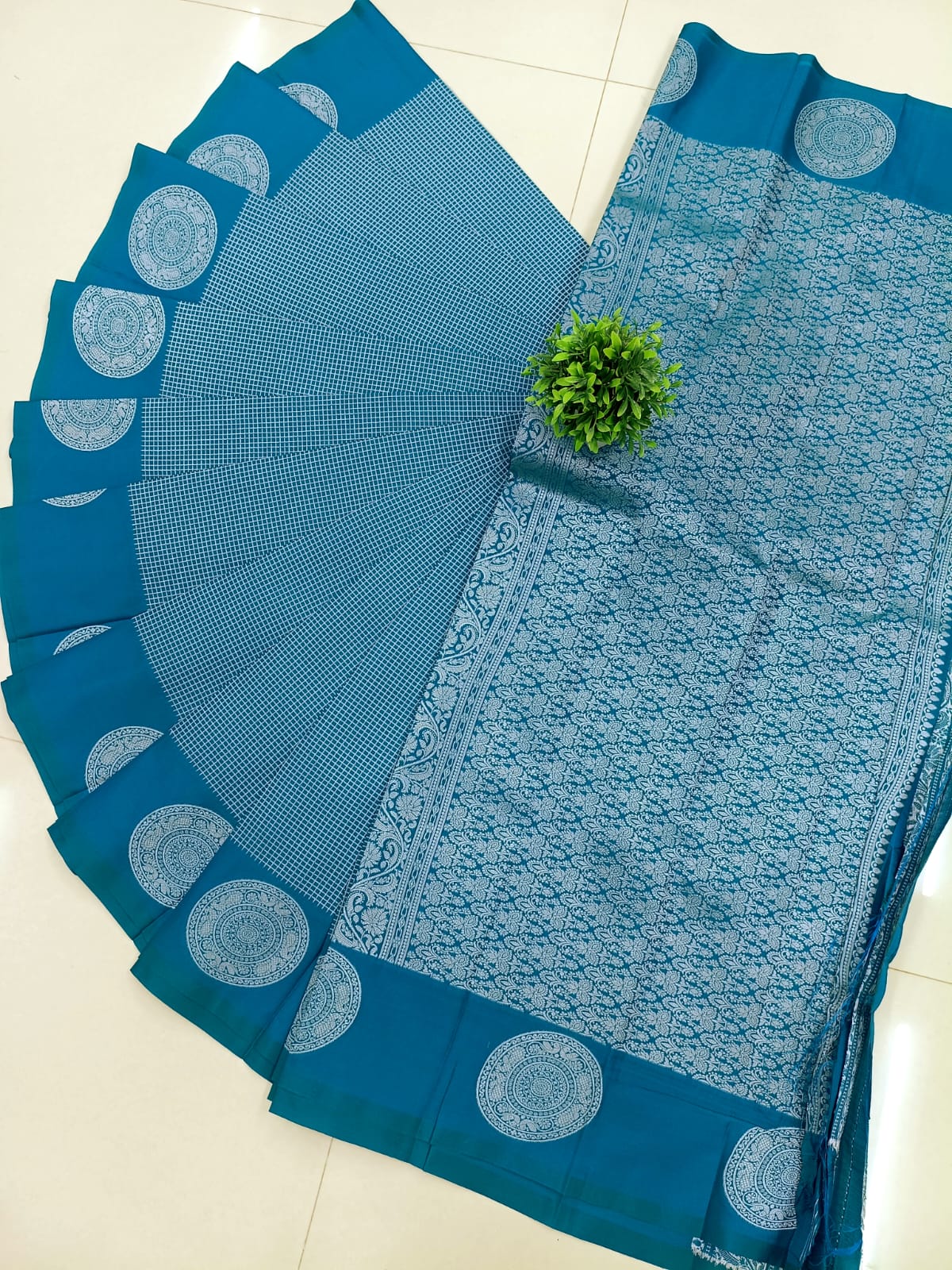 Elegant Grid Weave Soft Silk Saree